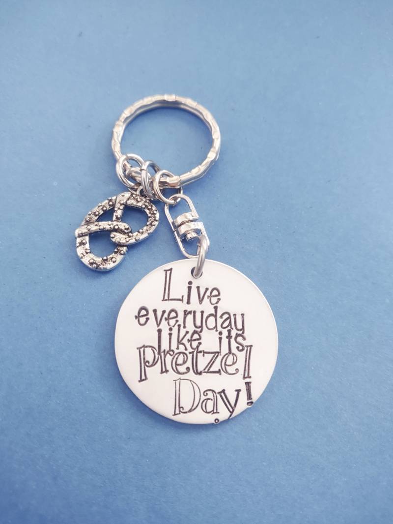 Lebe Jeden Tag Wie Seine Brezel Tag, Lustig Das Büro Zitat Schlüsselbund von BamBamKreations