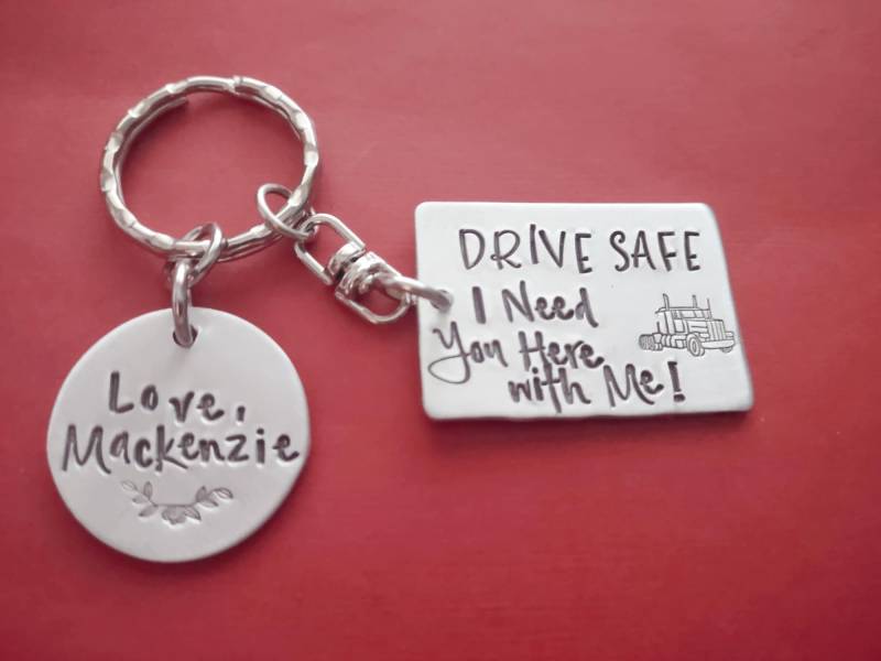 Trucker Schlüsselanhänger, Personalisierte Drive Safe. I Need You Here With Me Semi Truck Hand Gestempelt Custom Ehemann, Dad von BamBamKreations