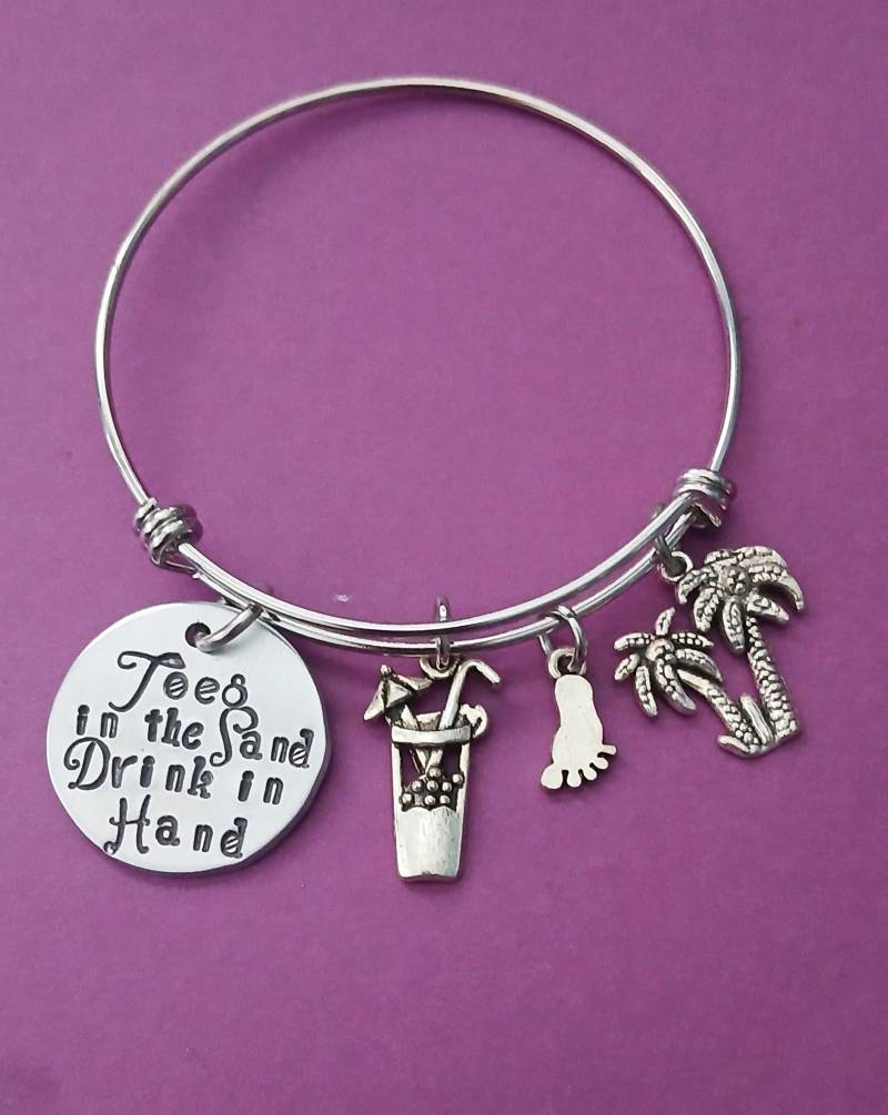 strand Bettelarmband, Zehen Im Sand Drink in Der Hand, Hand Gestempelt, Kinda Gal, Erweiterbarer Edelstahl Armreif von BamBamKreations