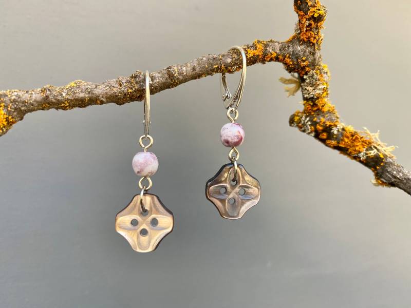 Antike Taupe Mutter Der Perle Knopf Ohrringe Mit Weiß & Lila Milch Glasperlen Auf Sterling Silber Hebel Zurück Drähte, Mpe472 von BamasButtons