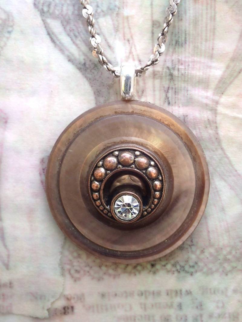 Jahrgang Mop Rauchige Kupfer Shell Button Halskette Mit Strass-Taste Und 25" Twist Sterling Silberkette, Mpn444 von BamasButtons