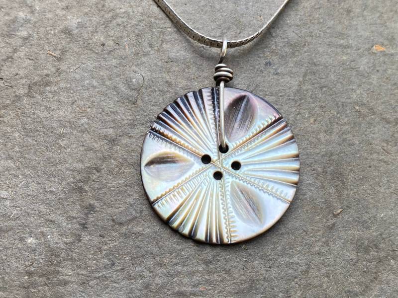 Vintage Dunkel Rauchige Mutter Der Perle Knopf Anhänger Halskette, Geschnitzte Mop-Taste, Sterling Silber Kette, Handgemachte Mpn184 von BamasButtons