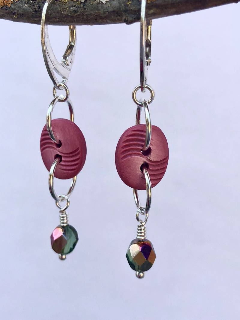 Vintage Dunkelrosa Knopf Ohrringe Mit Irisierenden Grün & Rosa Perlentropfen, Sterling Silber Leverback Pce456 von BamasButtons