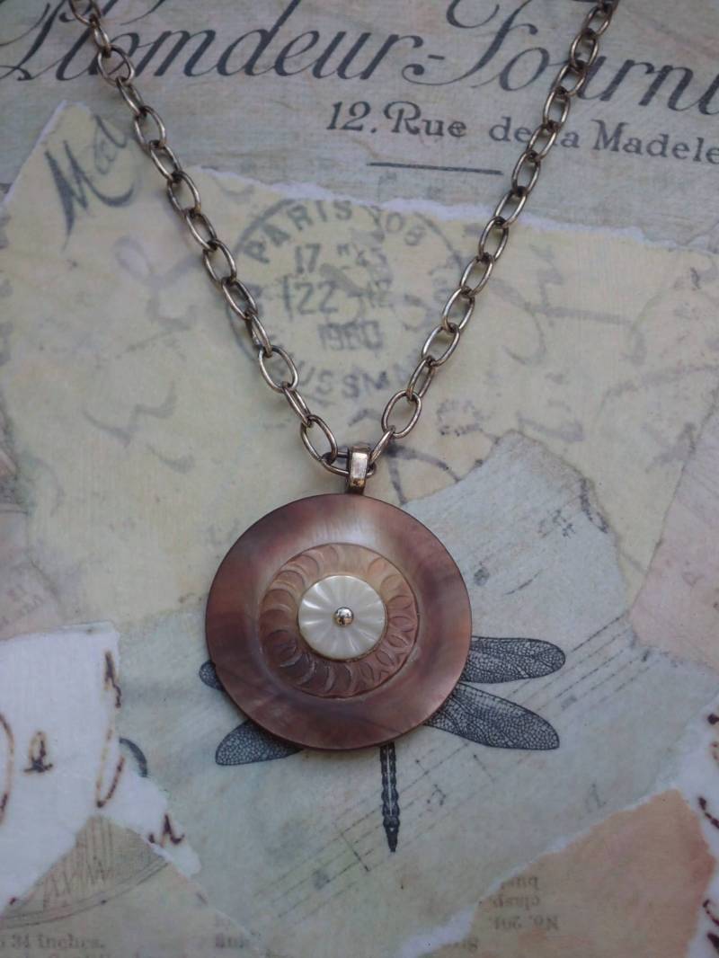 Vintage Geschichtete Knopf Anhänger Halskette, Geschnitzte Kupfer Shell Mop Knopf, Weiße Perlmutt-Taste, 20" Silber Ovale Kabelkette, Mpn384 von BamasButtons