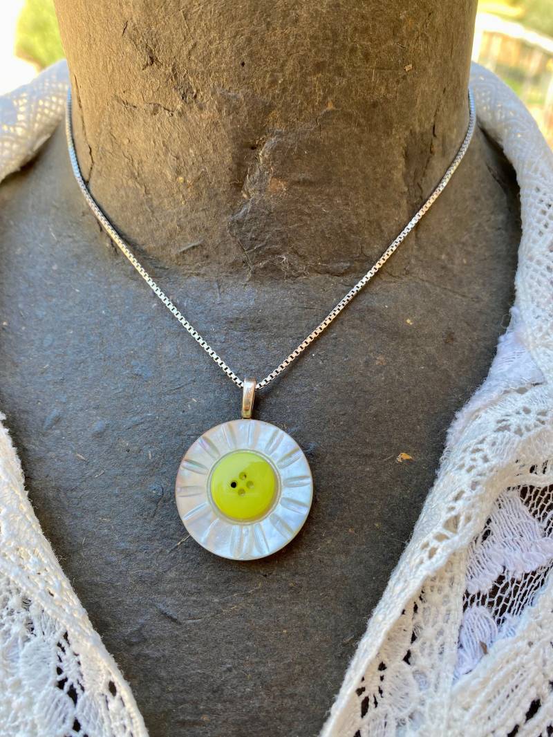 Vintage Geschnitzte Perlmutt Knopf Anhänger Halskette, Lime Grün Akzent, 16" Sterling Silber Kette, Grüne Mpn170 von BamasButtons