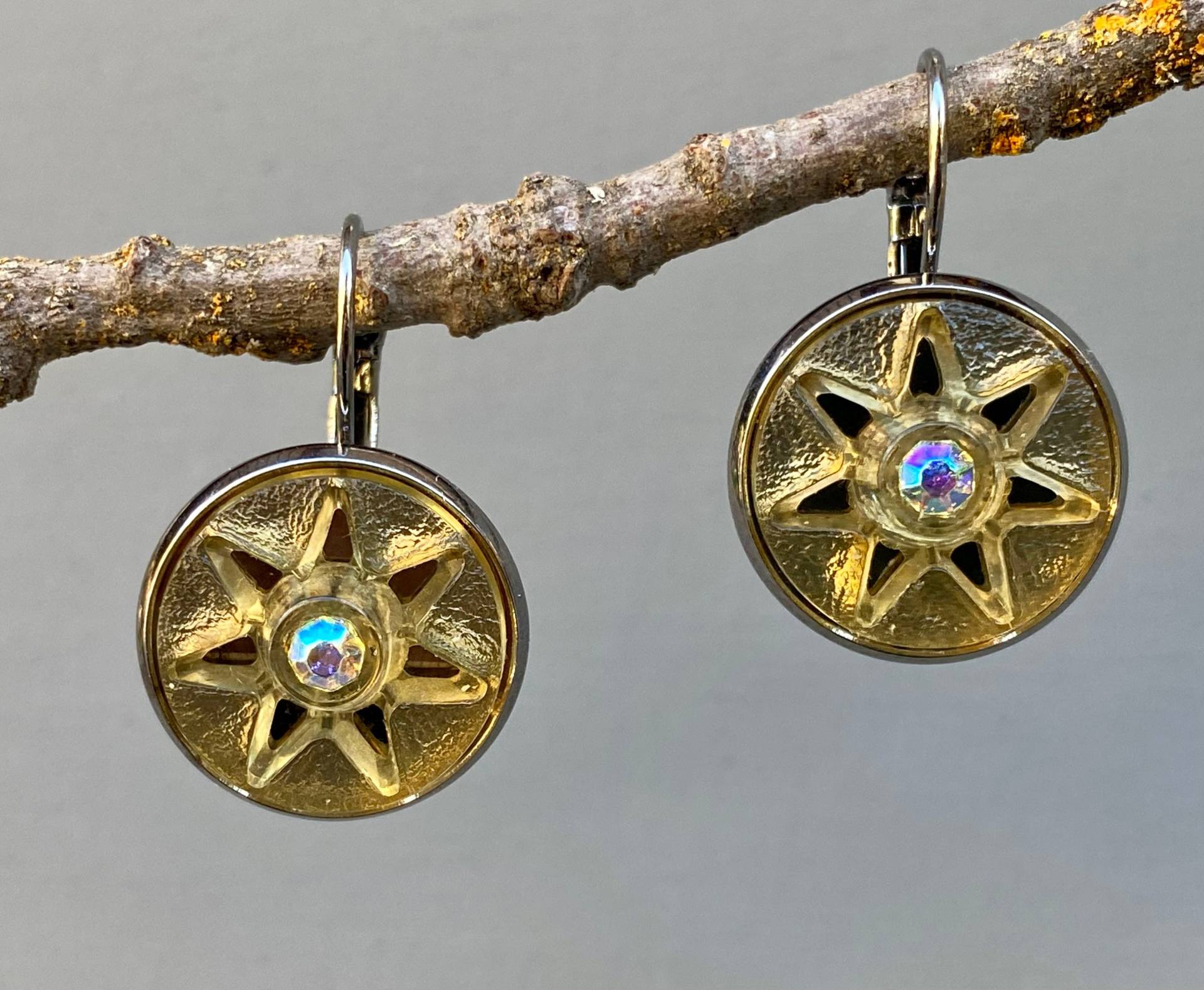 Vintage Goldene Stern Knopf Ohrringe Mit Aurora Borealis Kristallen Auf Gunmetal Lever Back Gse936 von BamasButtons