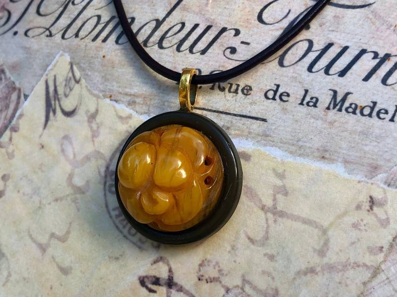 Vintage Hand Geschnitzt Honig Bakelit Knopf Halskette Auf Braunem Lederband Cbn618 von BamasButtons