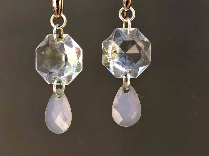 Vintage Octagon Kronleuchter Kristall Ohrringe Mit Recycling Facettierten Milch Tropfen Perlen Auf Sterling Silber Haken Ohr Drähte Cce585 von BamasButtons