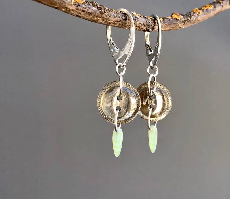Vintage-Taste Ohrringe Mit 1930 Quecksilber Glasknöpfe Und Grünem Glas Dolch Perle Tropfen An Sterling Silber Hebel Zurück Ohr Drähte Mge473 von BamasButtons