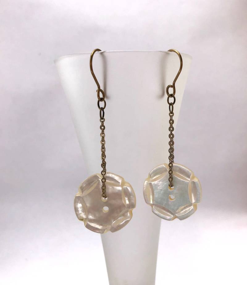 Vintage Weiße Perlmutt Knopf Ohrringe, Geschnitzte Mop Knöpfe Auf Antik Messing Ohr Drähte & Ketten Mpe117 von BamasButtons