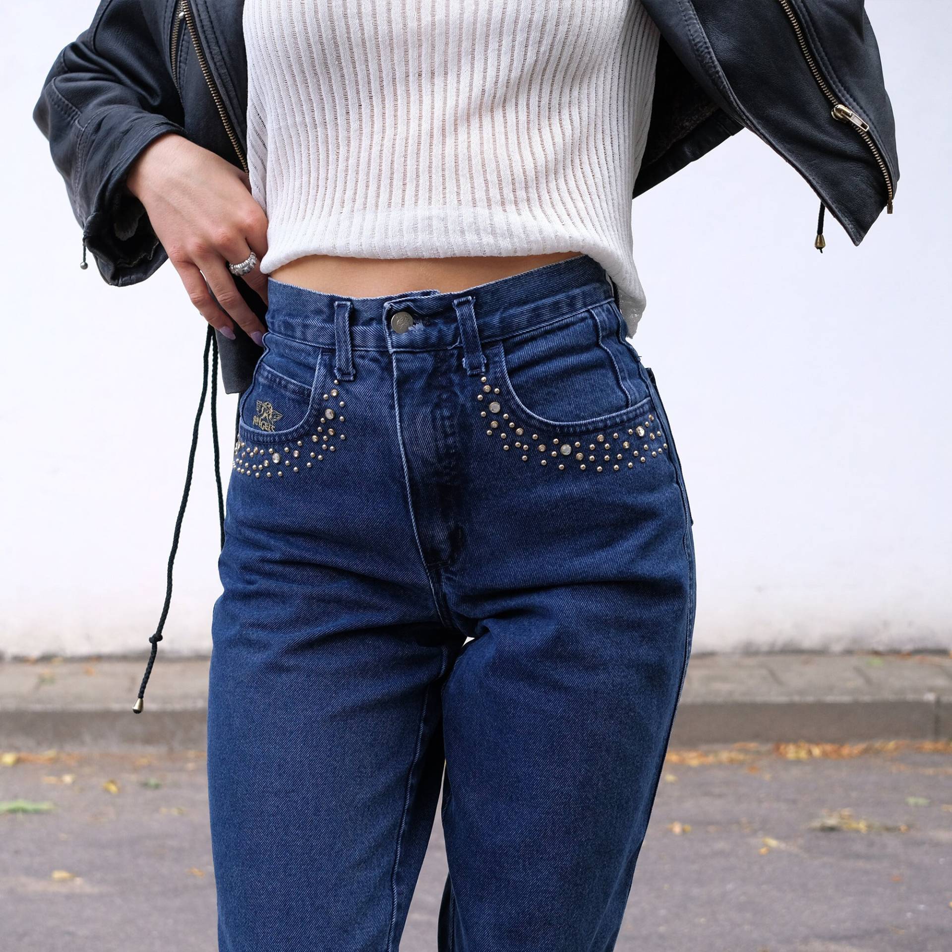 Jeans 80Er Jahre, Vintage 90Er Jahre Engel, Nieten Strass, Verjüngt Tapered Mom Hohe Taille Dunkelblau Denim Damen Größe S Hose von BambiAndPeach