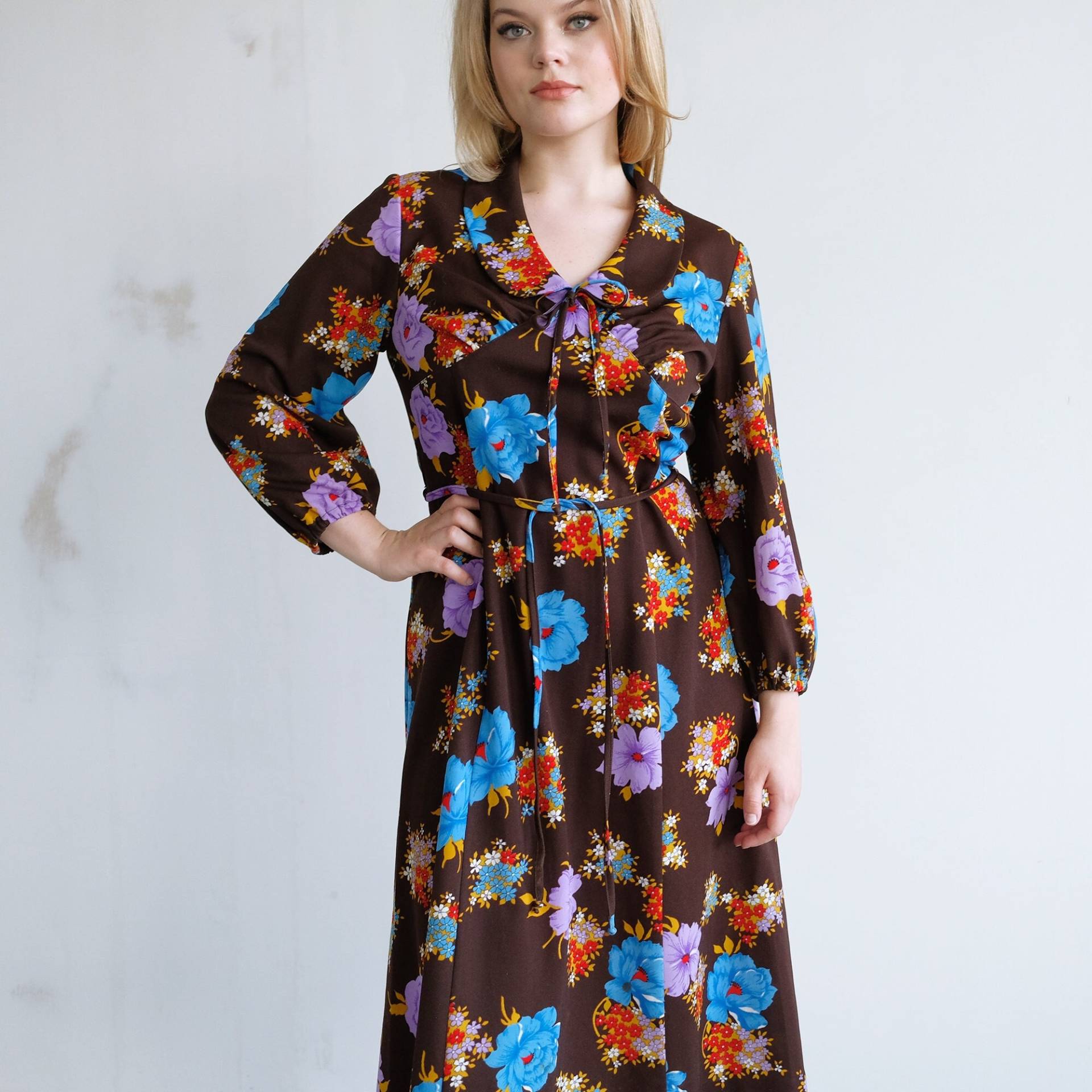 Vintage 60Er 70S Elegantes Blumenkleid Gürtel Knielang Midi Kleid Großer Kragen Braun Multicolor Retro A Line Boho Langarm Größe M Vintage 60Er 70S Elegantes Blumenkleid Gürtel Knielang Midi Kleid Großer Kragen Braun Multicolor Retro A Line Boho Langarm Größe M von BambiAndPeach