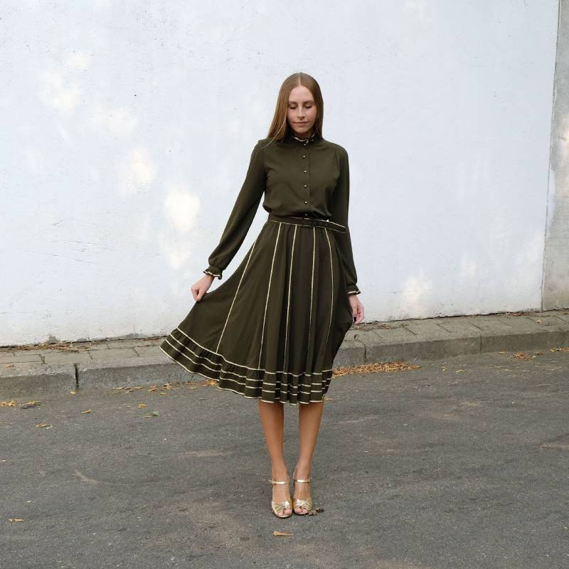 Vintage 70Er Jahre Grünes Kleid Golden Sparkle Mit Gürtel Und Rüschenkragen, A-Line Khaki Midikleid Button Down Up von BambiAndPeach