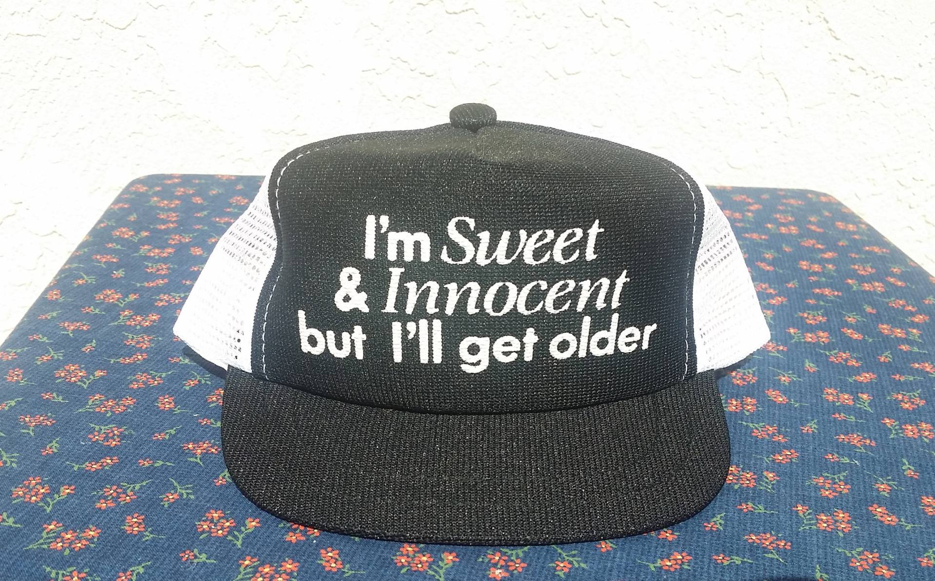 Ich Bin Sweet & Innocent, Aber Ich Werde Älter Baseballmütze, Vintage Kindermütze, Säuglingskindergröße, Trucker-Netzmütze, Verstellbar von BambiVintageKids