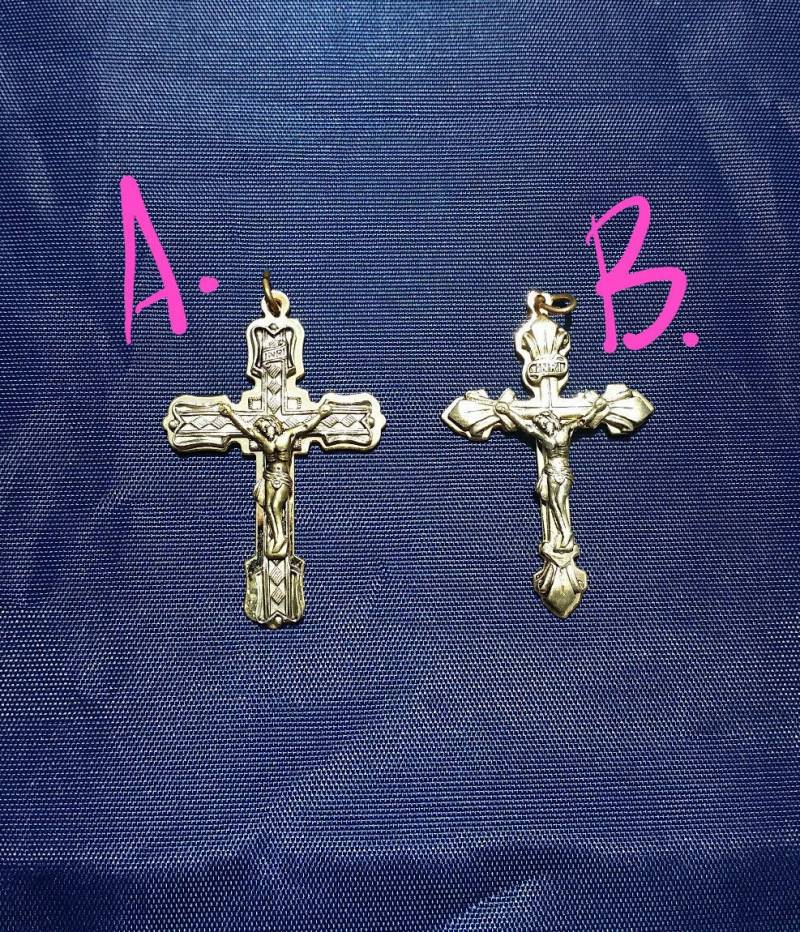 Vintage Gold Kruzifix Anhänger Charm, Retro Stil Kreuz, Jesus Auf Art Deco Kreuz Anhänger, Verschnörgelte Geschenk von BambiVintageKids