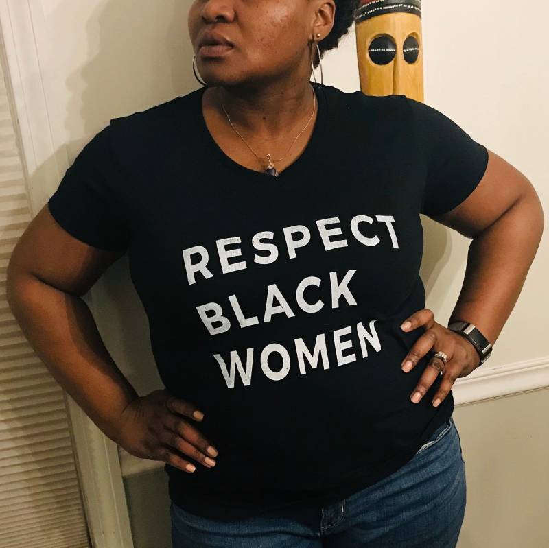 Achtung Schwarz Frauen Macht Biene Hals T-Shirt von BambooSugarCo