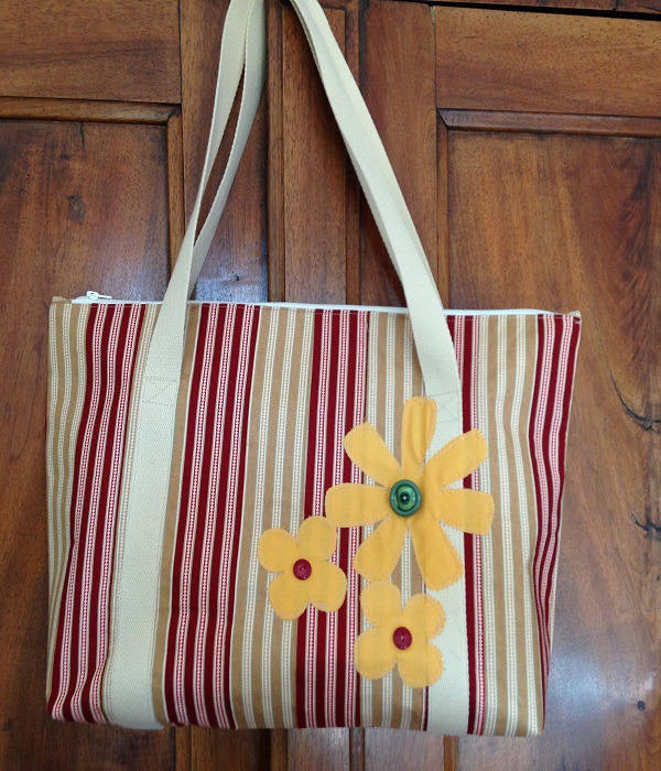 Einkaufstasche Aus Beige-Rot Gestreiftem Baumwollstoff Im Patchwork-stil Mit Blumenapplikationen Und Eingenähten Knöpfen in Den Herzen von Bamboune84