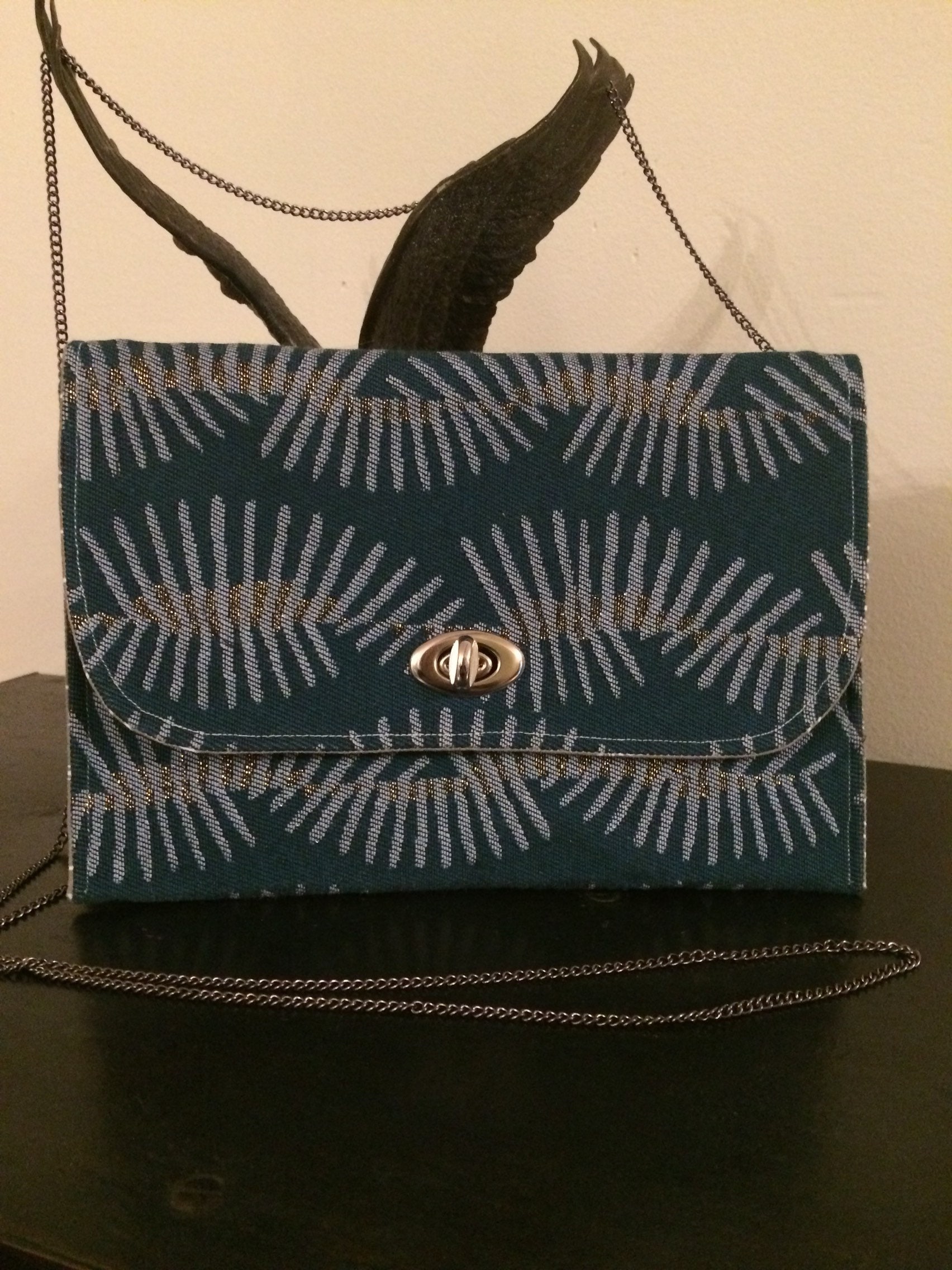 Kleine Ölblaue Abendtasche, Blau-Gold Funkelnde Stoff-Abendkupplung, Stilisierte Federkupplung von Bamboune84