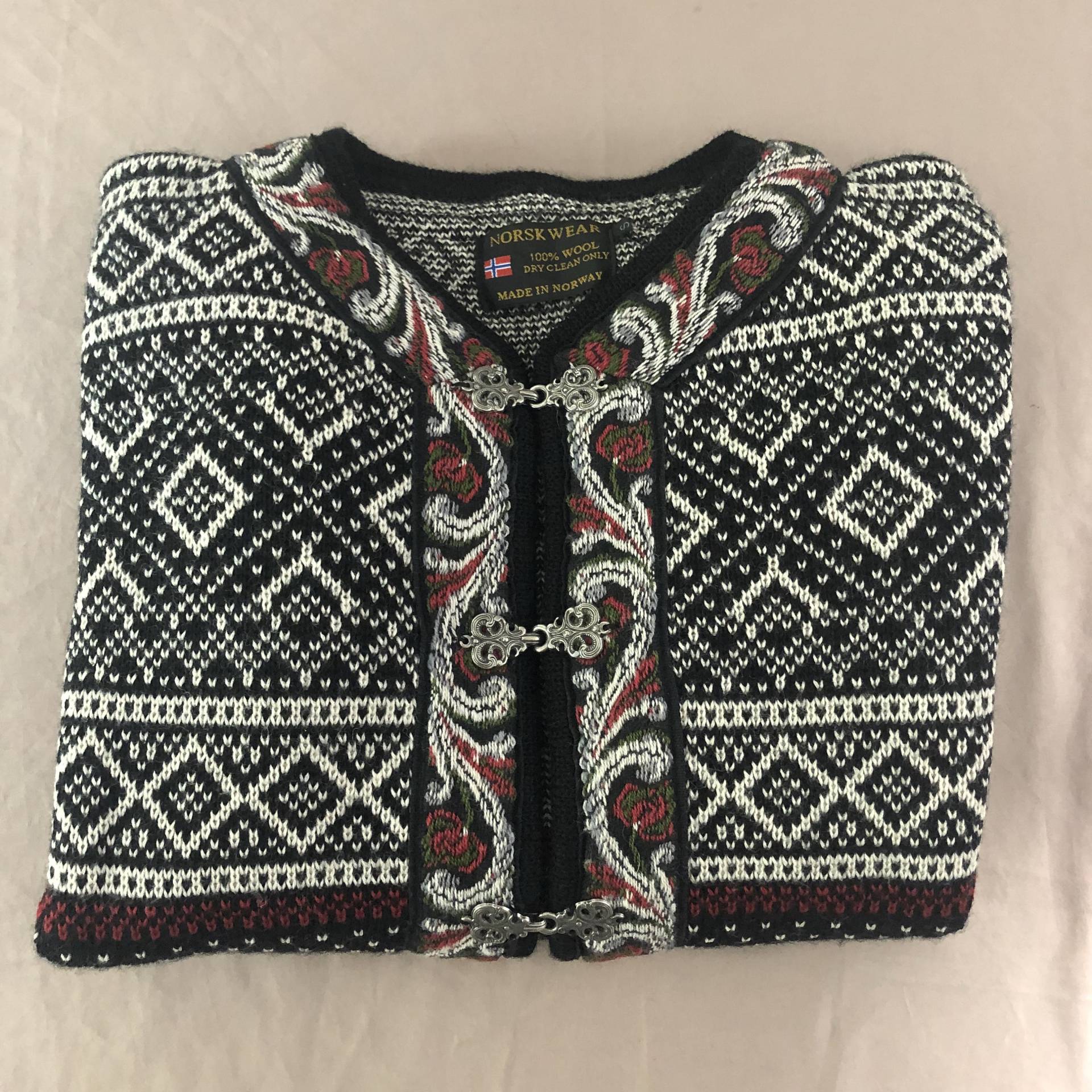 Vintage Norsk Wear Wollpullover Schwarz Gemusterter Strickpullover Mit Metallschließen | Gr. S von BanadosEtshop