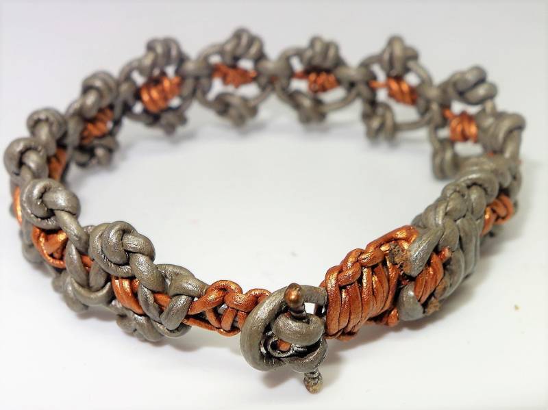 Graues Oder Weißes Unisex Leder Makramee Armband Im Stacheldraht Design Mit Knebelverschluss Graues Oder Weißes Unisex Leder Makramee Armband Im Stacheldraht Design Mit Knebelverschluss von Bananadanglers