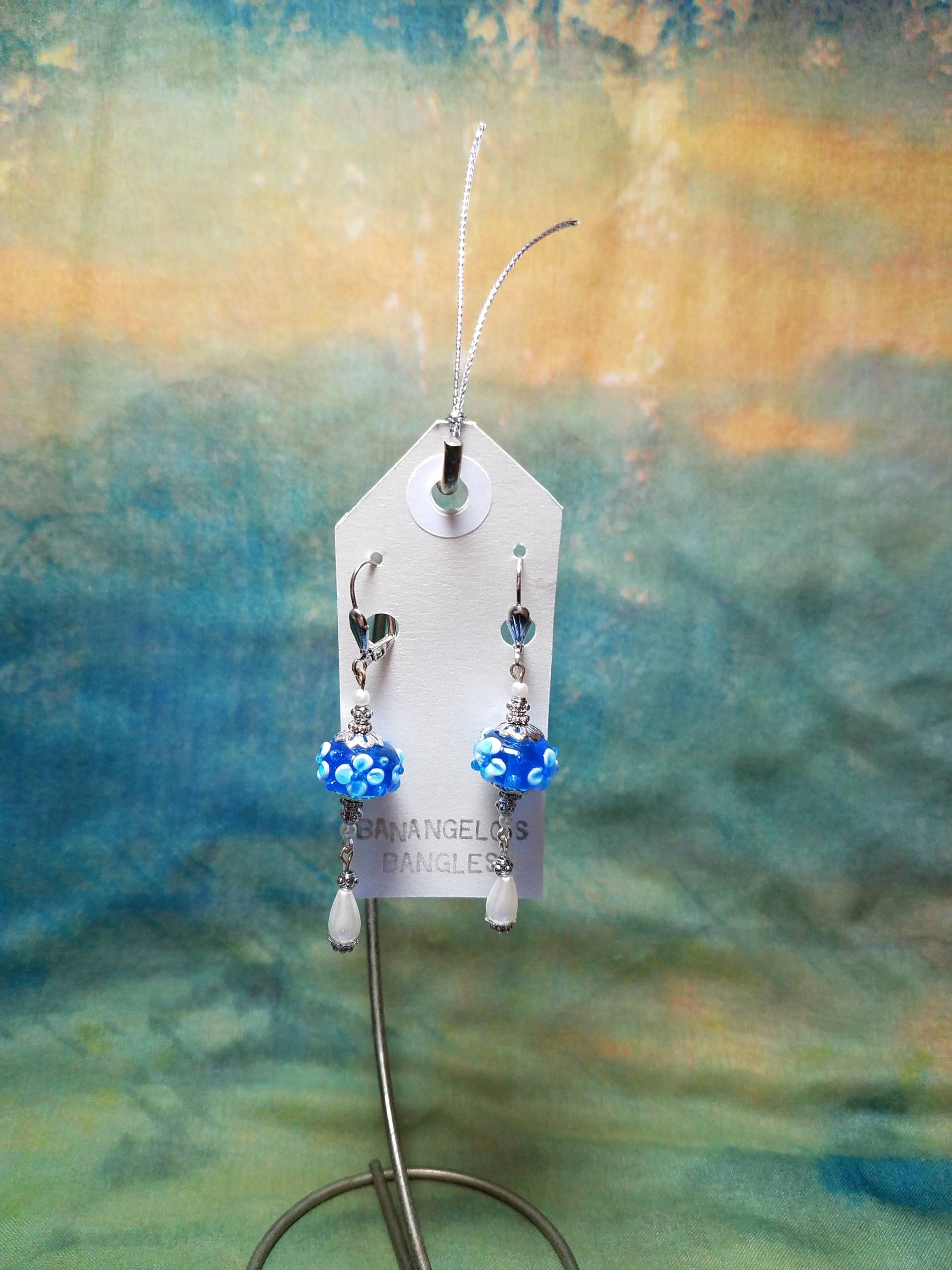 Blaue Und Weiße Blumen Ohrringe Mit Perlen Silbernen Akzenten Blaue Und Weiße Blumen Ohrringe Mit Perlen Silbernen Akzenten von BanangelosBangles