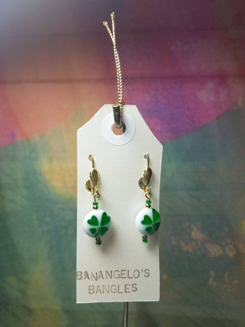 Kleeblatt-Grün Und Weiß Glas Perle Ohrringe von BanangelosBangles