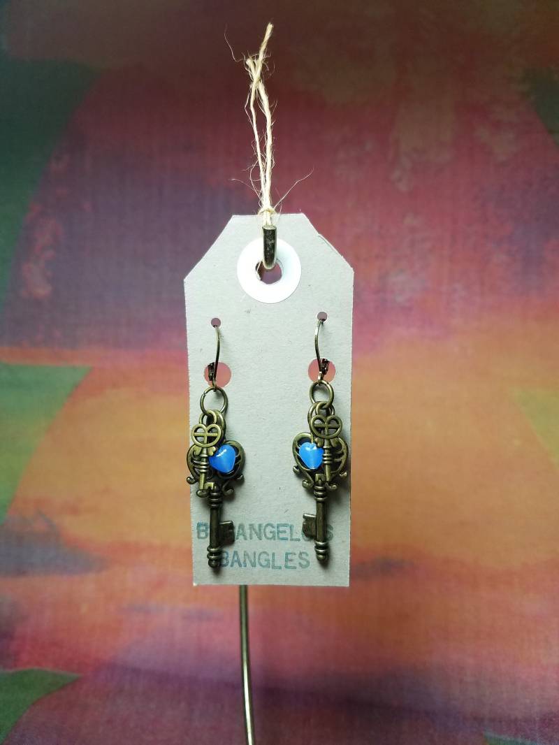 Schlüssel Zu Meinem Herzen - Messingfarbenen Und Vintage Blau Glas-Herz-Ohrringe von BanangelosBangles