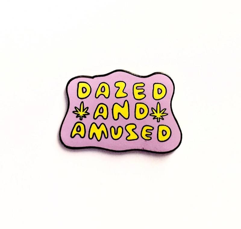 Dazed & Amused Emaille Pin von BanannaBones