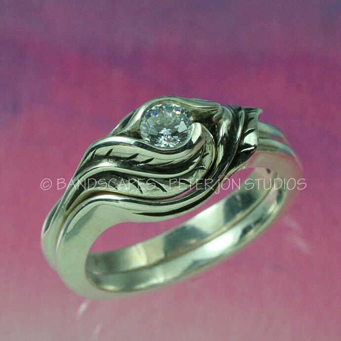 Tulip Hochzeitsringe, Verlobungsring Und Passender Ehering Aus Sterlingsilber Mit Einem Weißen Saphir von BandScapes