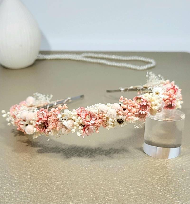 Haarreif Mit Trockenblumen in Apricot Und Lachs - Gänseblümchen & Broom Bloom Zur Hochzeit Oder Einschulung Haarreif Mit Trockenblumen in Apricot Und Lachs - Gänseblümchen & Broom Bloom Zur Hochzeit Oder Einschulung von BandlundPerle