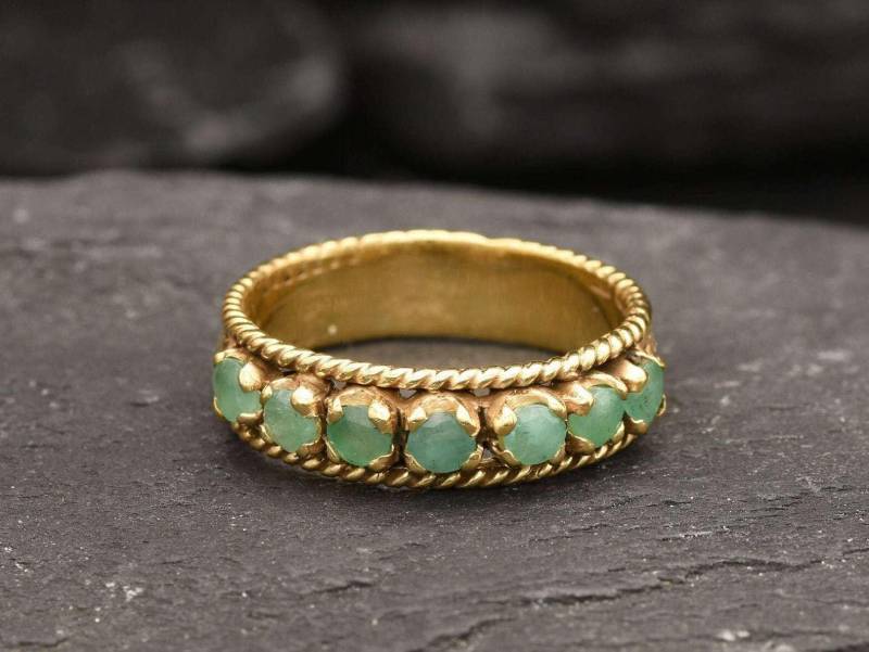 Gold Smaragd Ring, Natürlicher Smaragd, Mai Birthstone, Lünette Vintage Dicker Halbe Eternity Vermeil Ring von BandsByAdina