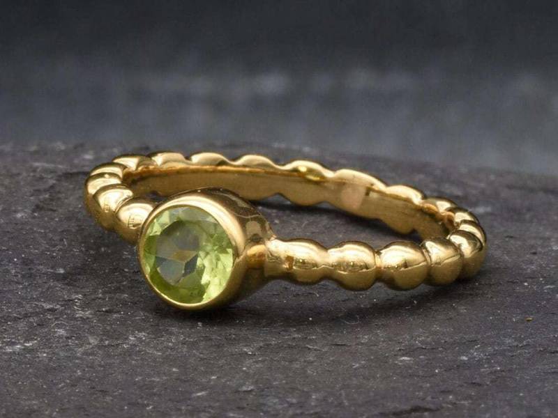 Zierlicher Peridot Goldring, Natürlicher Ring, Grüner Edelstein Stapelbarer Minimalist Gold Bubble Band, Bands Von Adina von BandsByAdina