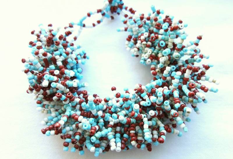 Großes, Klobiges Perlenarmband, Länge Verstellbar. Fun Vintage Handgefertigte Klobige Perlen Armband in Weißen, Blauen Und Weinroten Farbigen Perlen Großes, Klobiges Perlenarmband, Länge Verstellbar. Fun Vintage Handgefertigte Klobige Perlen Armband in Weißen, Blauen Und Weinroten Farbigen Perlen von BanglesBeadsNBags