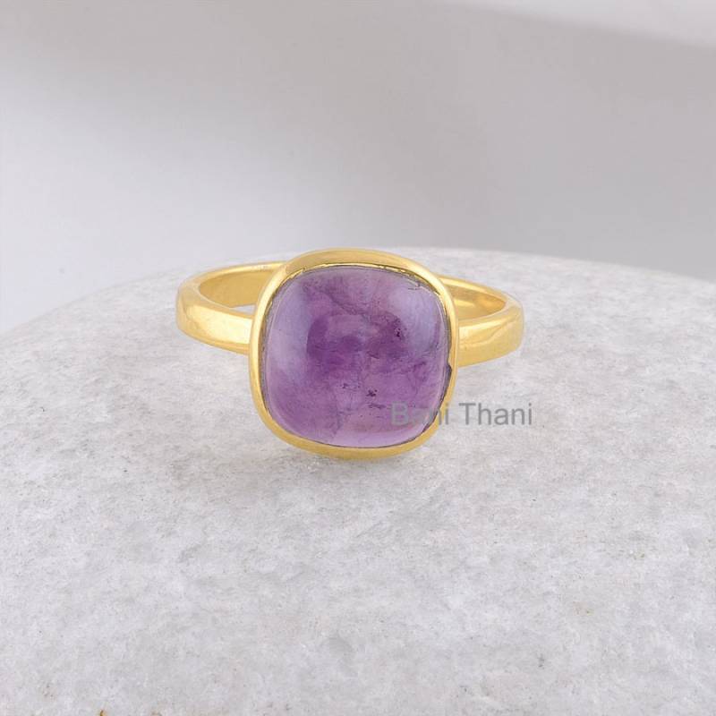Amethyst Bezel Ring - 18K Vergoldeter Sterling Silber Kissen Edelstein Mittelfinger Für Frauen Schmuck Geschenk von BaniThani