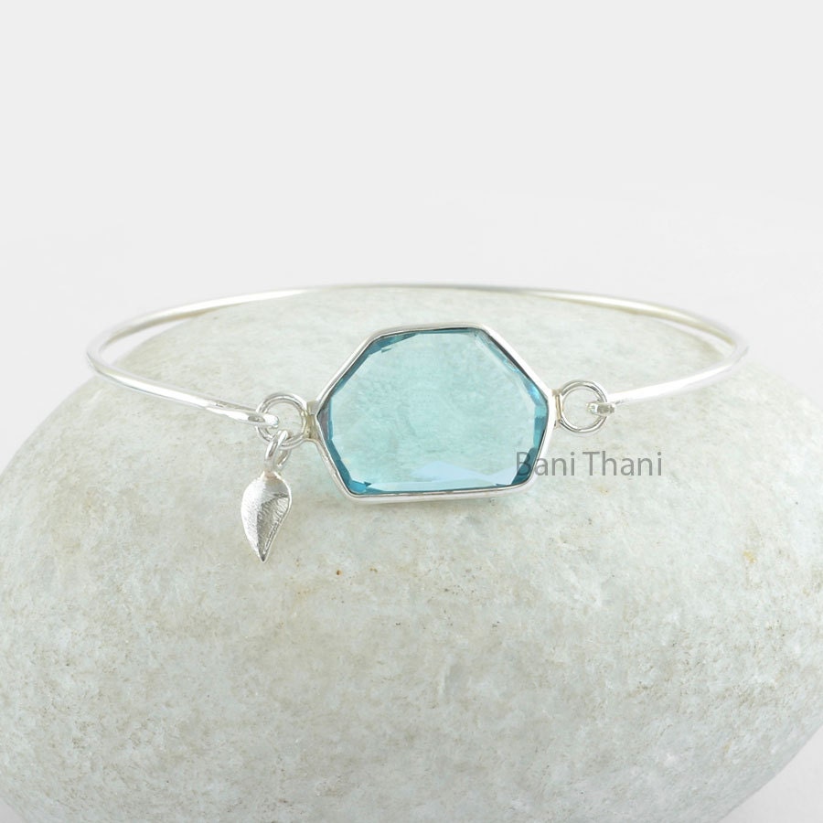 Aqua Quarz Nugget Special Cut Edelstein Lünette Armreif, Blatt Charm 925 Sterling Silber Weihnachtsgeschenk Armreif Aqua Quarz Nugget Special Cut Edelstein Lünette Armreif, Blatt Charm 925 Sterling Silber Weihnachtsgeschenk Armreif von BaniThani