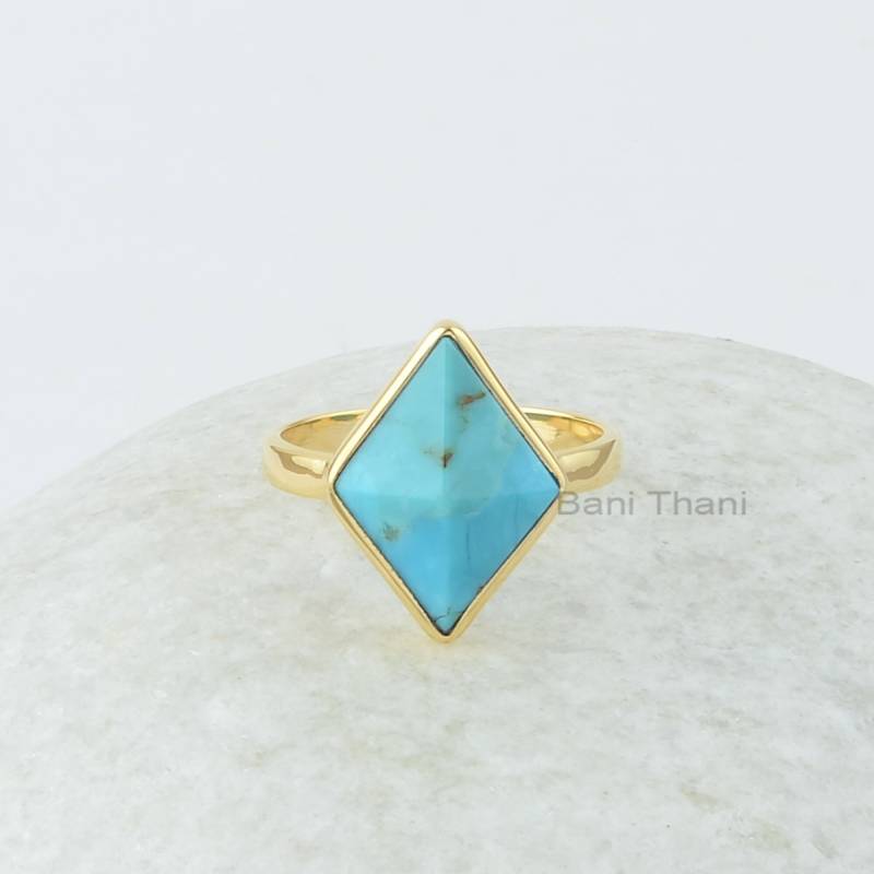 Arizona Türkis Ring, 12 X 16 Mm Diamant Pyramide Vergoldeter Sterling Silber Ring - Edelstein Lünette von BaniThani