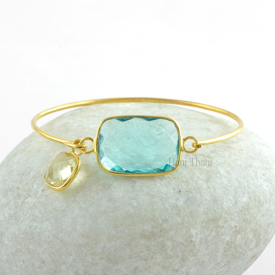 Atemberaubende Aqua Quarz Facettierten Schliff 15x22mm Mit Crystal Quartz Charm 8x8mm - Micron Gold Plattiert 925 Sterling Silber Armreif von BaniThani