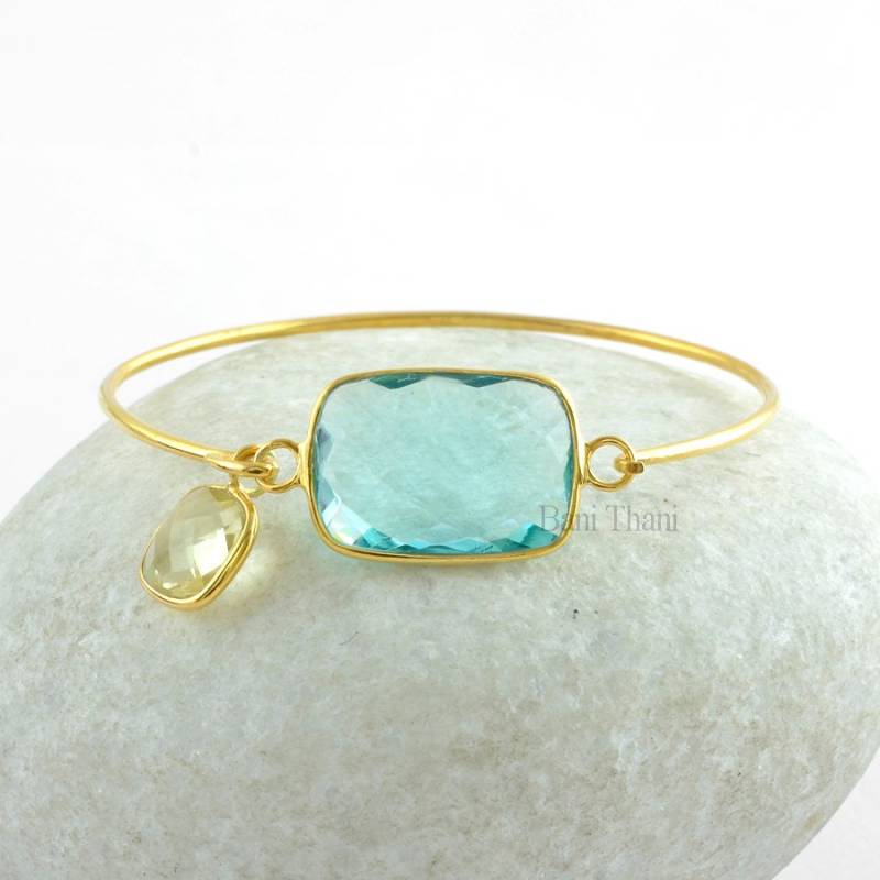 Atemberaubende Aqua Quarz Facettierten Schliff 15x22mm Mit Crystal Quartz Charm 8x8mm - Micron Gold Plattiert 925 Sterling Silber Armreif von BaniThani