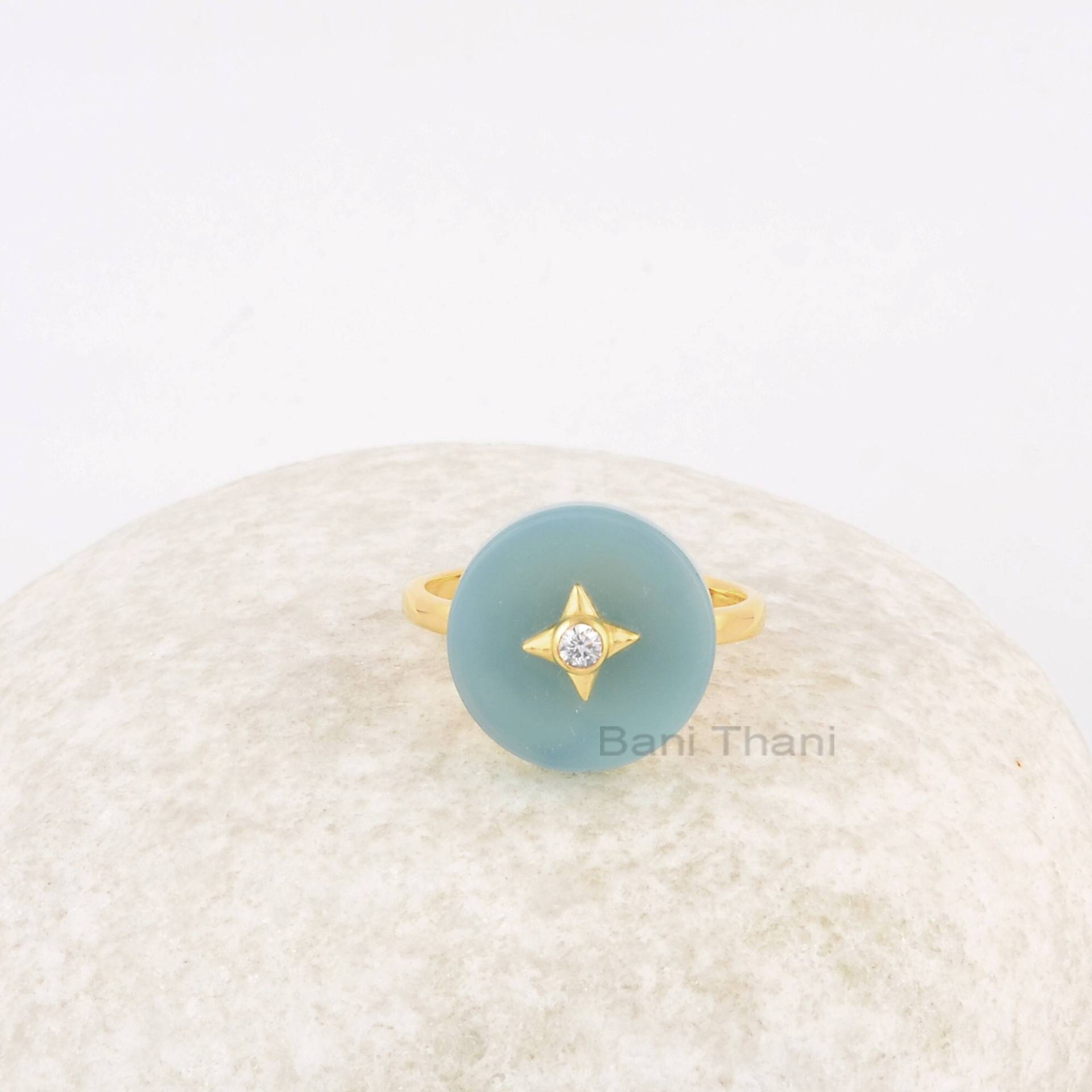 Blauer Chalcedon Edelstein Ring - 16mm Rund Vergoldeter Massiver Silberschmuck Geburtsstein Schmuck Geschenk Für Mama Frauen von BaniThani