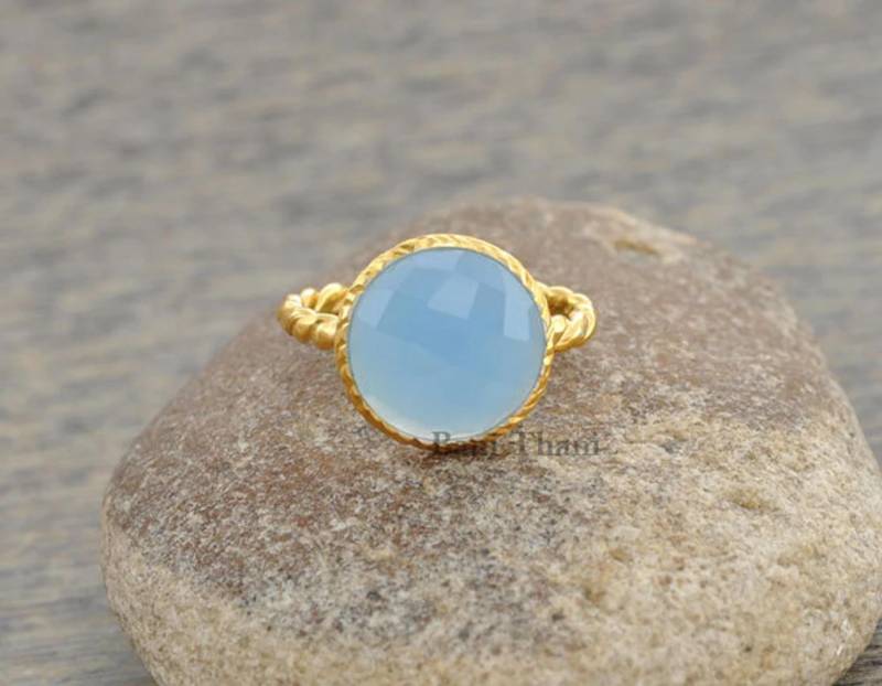 Blauer Chalcedon Rund 10 Mm Mikron Vergoldeter 925Er Sterlingsilberring, Gedrehter Ringschmuck Für Frauen, Schöner Designerring Mädchen von BaniThani
