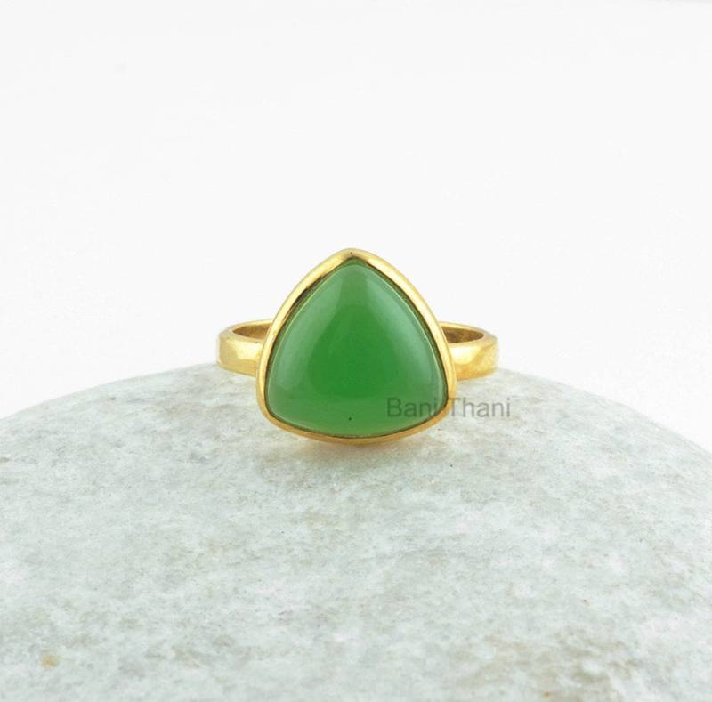 Chrysopras Chalcedon Ring, 12 Mm Trillion Glatter Edelstein Mikron Vergoldeter Silber Lünette Ring Schmuck von BaniThani