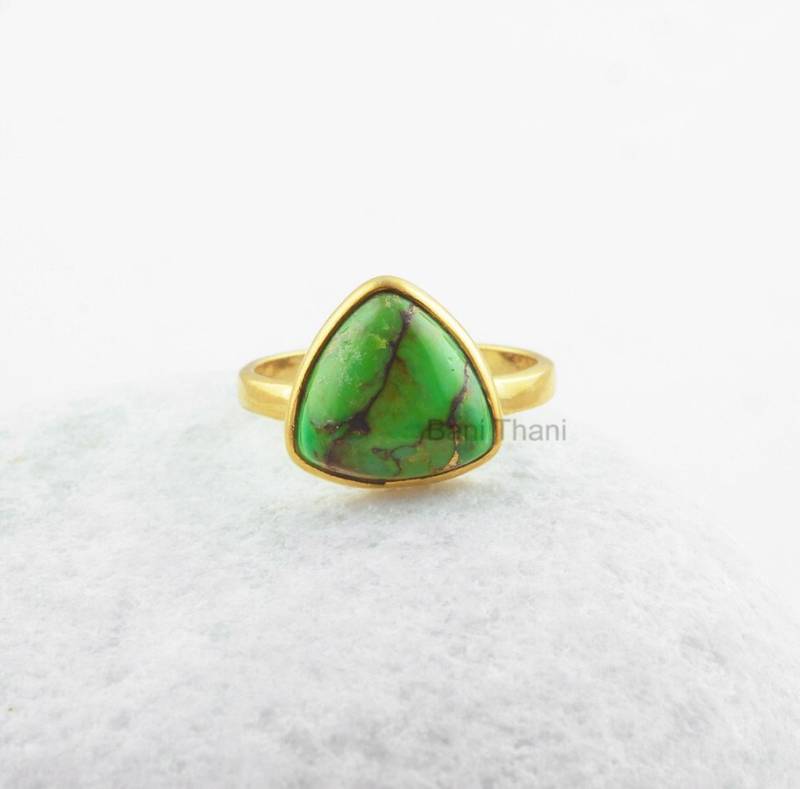 Damen Geschenk Ring - Grüner Kupfer Türkis 12 Mm Trillion Edelstein Vergoldeter 925Er Silber Für Mama Cocktail von BaniThani