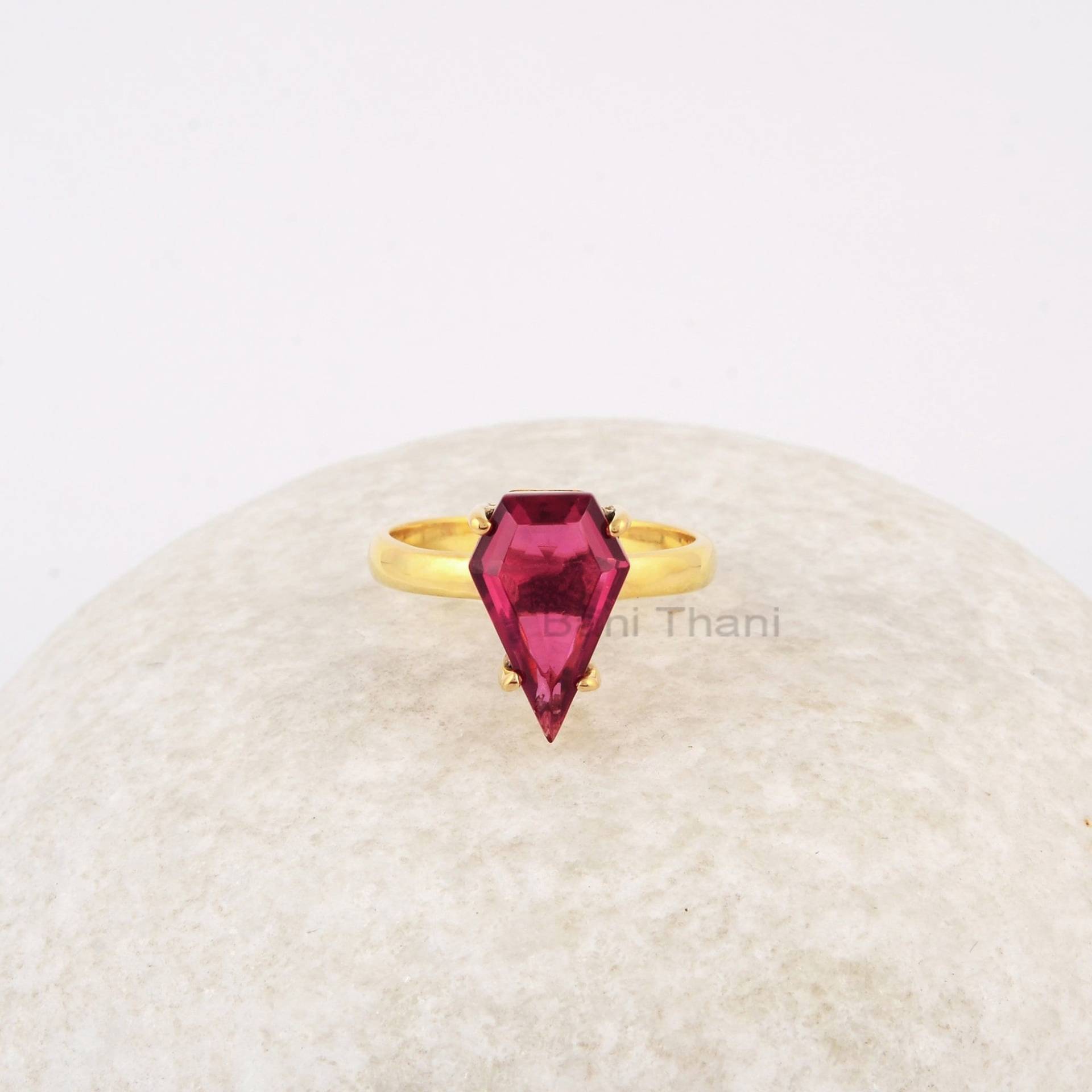 Eleganter Edelstein Ring, Rosa Turmalin 9x14mm Diamant Form Sterling Silber Statement Vergoldeter Verlobungsgeschenk Für Sie von BaniThani