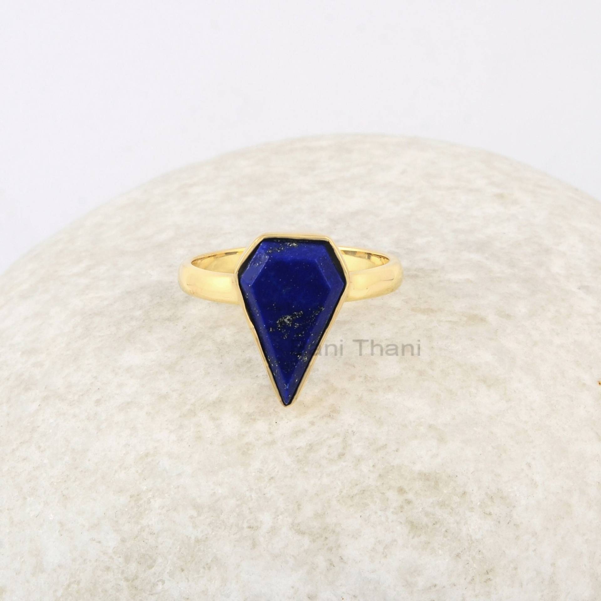 Eleganter Lapis Lazuli 9x14mm Diamant Form Edelstein Ring, Vergoldeter Jahrestag Geschenk Für Sie, Handgemachter Silber Ring von BaniThani