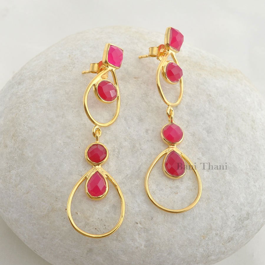 Handgefertigte Designer Hot Pink Chalcedon 5 Mm X 7 Facettierte 925 Sterlingsilber Ohrring - #1468 von BaniThani