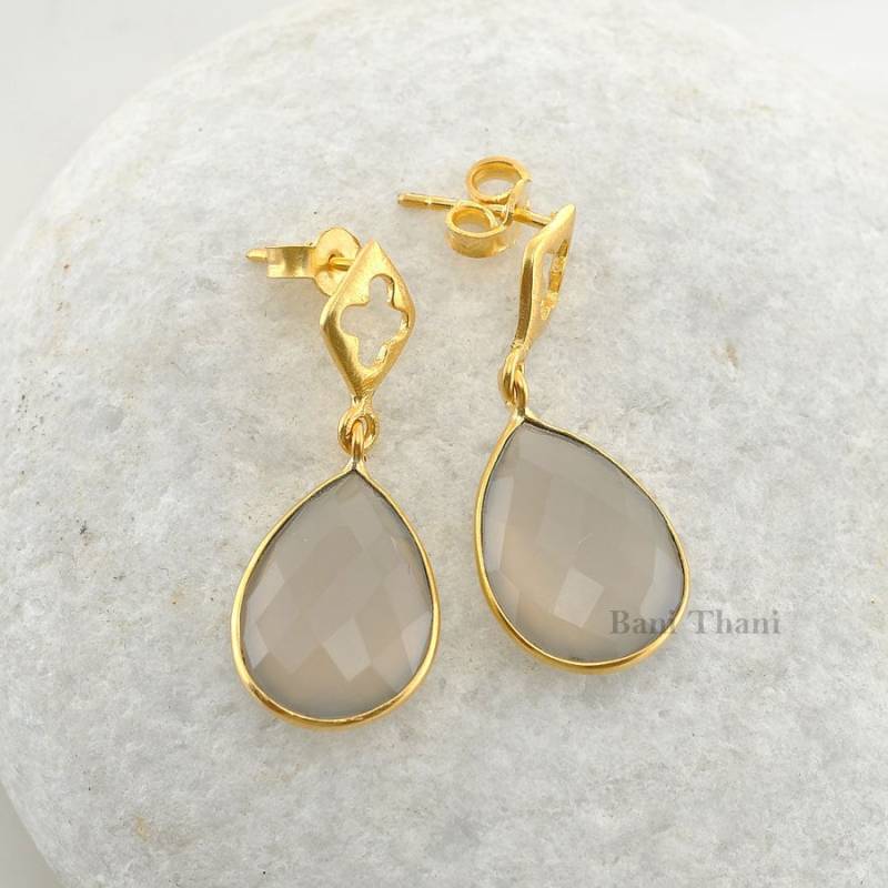 Handgefertigte Designer Ohrring-Grauer Chalcedon 12 X 16 Mm Birne Edelstein Tropfen Ohrringe-Vergoldete 925 Sterling Silber von BaniThani
