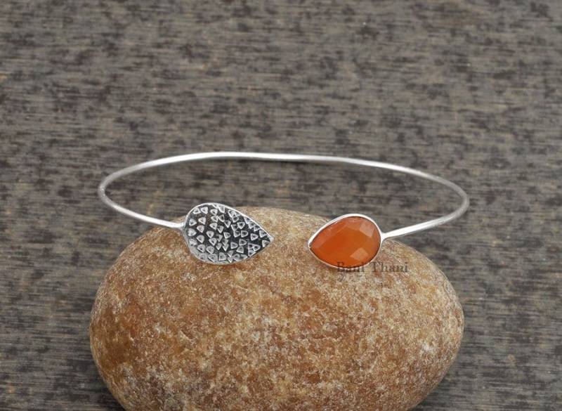 Handgefertigter Designer Fanta Chalcedon 10 X 14 Mm Birne Edelstein Armreif, 925 Sterling Silber Armreif Schmuck, Armband, Zartes Armband Handgefertigter Designer Fanta Chalcedon 10 X 14 Mm Birne Edelstein Armreif, 925 Sterling Silber Armreif Schmuck, Armband, Zartes Armband von BaniThani