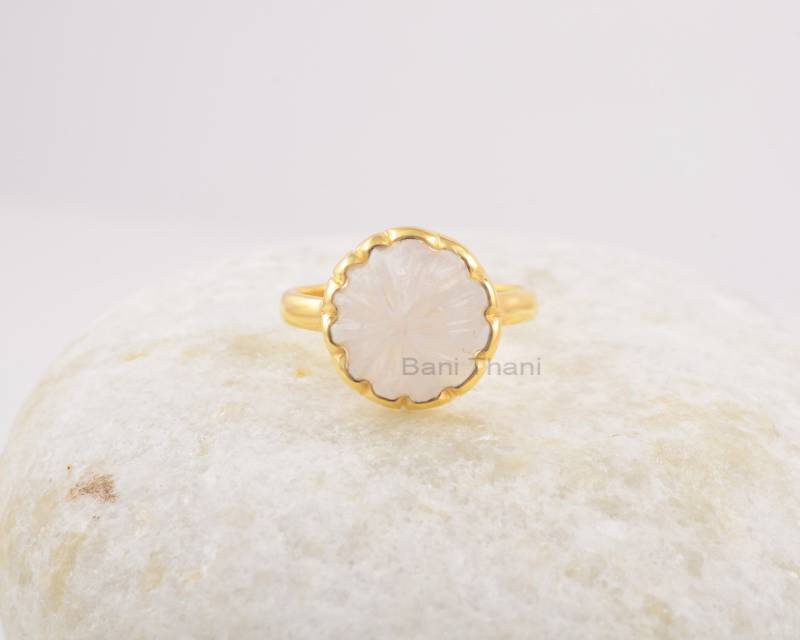 Handgemachter Schmuck - Mondstein Ring Geschnitzter Edelstein Versprechen Vergoldeter 925 Silber Für Damen von BaniThani