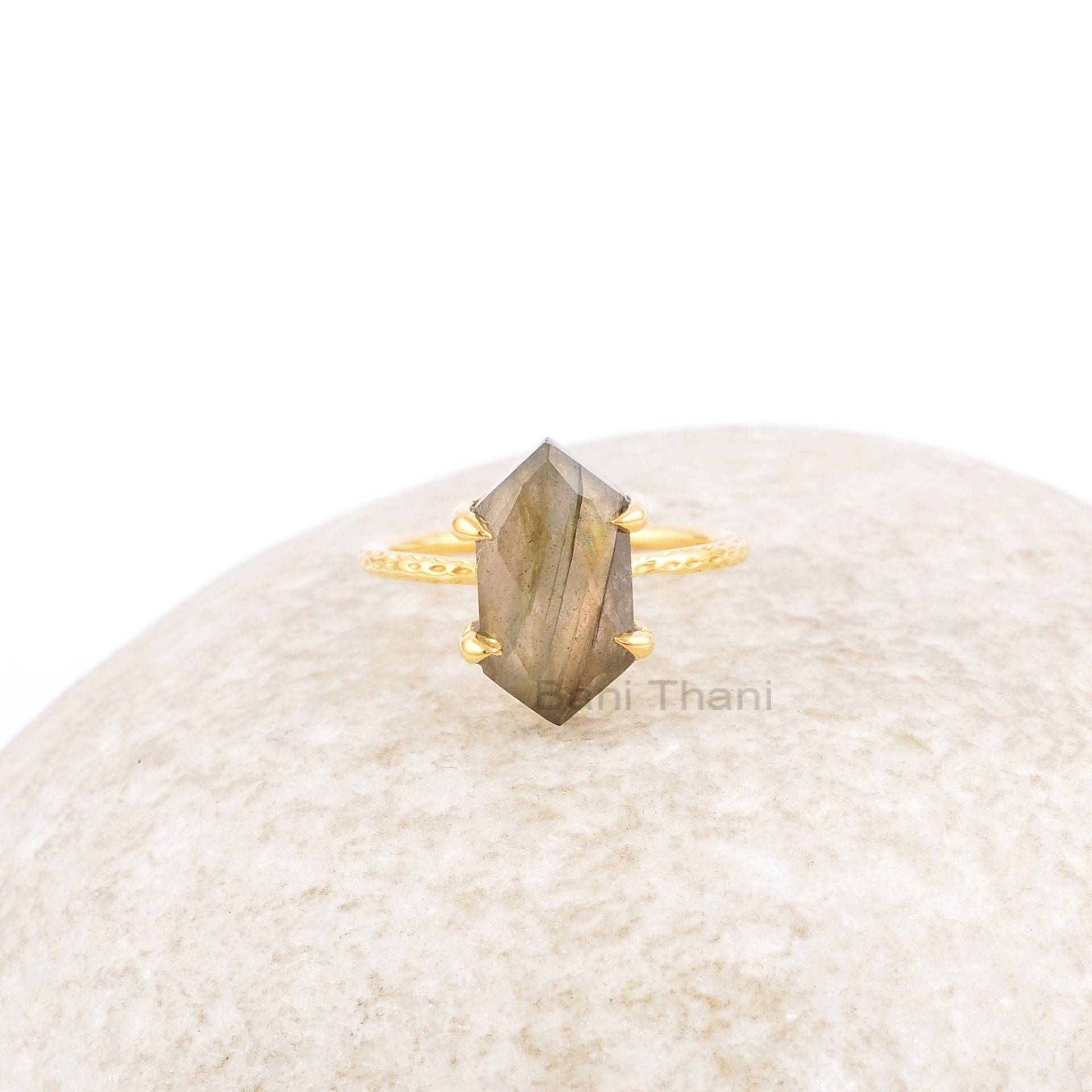 Labradorit Ring, 8 X 15 Mm Hexagon Edelstein Prong Set 18K Vergoldet Sterling Silber Weihnachtsgeschenk Für Sie von BaniThani