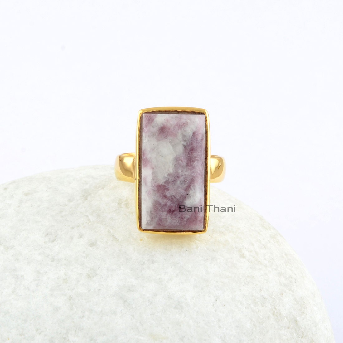 Lepidolith Rechteck Edelstein Ring 11 X 20 Mm, Sterling Silber Vergoldet Lünette Ring, Verlobungsring, Handgemachter Cocktailring, Boho von BaniThani